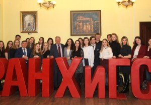 Владимир Шамахов встретился с отличниками Института