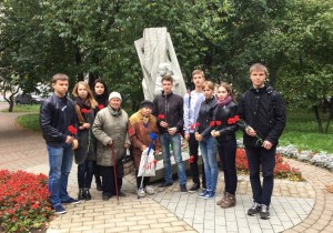 Студенты ФЭиФ посетили памятник детям блокадного Ленинграда