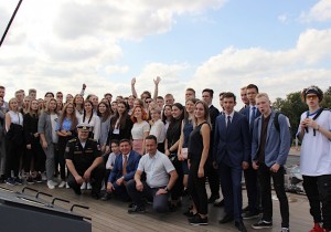 Первокурсникам ФГМУ на крейсере «Аврора» вручили студенческие билеты