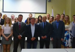 Владимир Квинт вручил магистрантам студенческие билеты