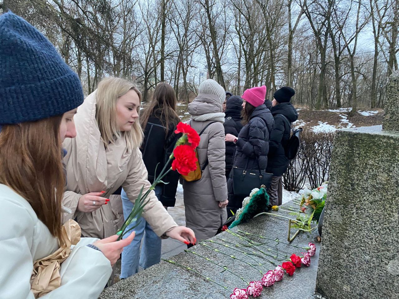 Блокада ленинграда прорыв 18 января. Возложение цветов в Питере. Возложение цветов в день прорыва блокады Ленинграда. 80 Летие прорыва блокады Ленинграда. Возложение цветов в день памяти.