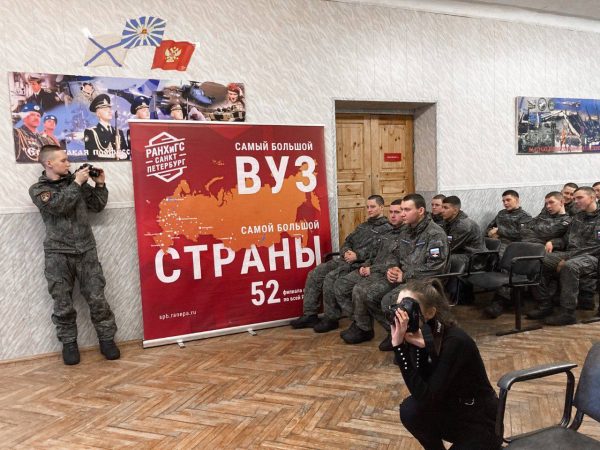 Студенты приняли участие в патриотической акции «И мужество как знамя пронесли»