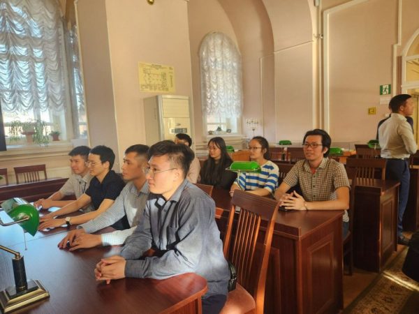 В Научной библиотеке РАНХиГС Санкт-Петербург состоялась встреча с писателем и историком А.Ю. Бондаренко