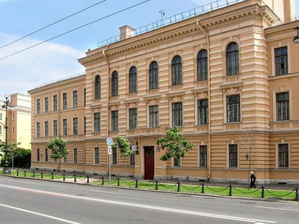 «Верность традициям, открытость миру»: Андрей Хлутков поздравил с юбилеем родную школу