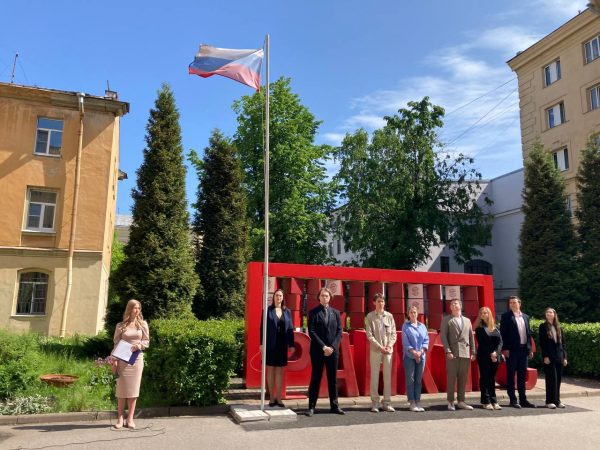 В РАНХиГС Санкт-Петербург состоялась торжественная церемония поднятия Государственного флага РФ в честь Дня города
