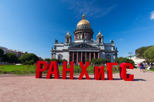 В честь Дня защиты детей представители Студенческого актива провели акцию «Подари счастье»