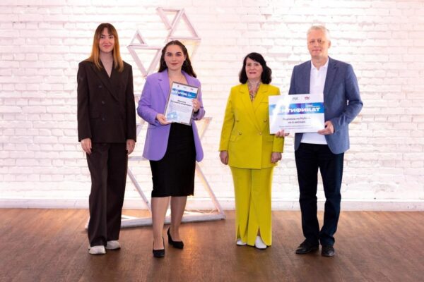 Лучшую выпускницу ФСПО РАНХиГС Санкт-Петербург наградили памятными подарками