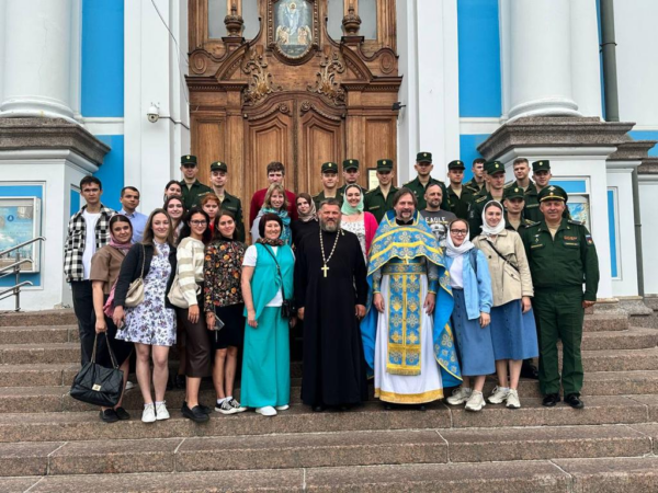В Воскресенском Смольном соборе совершили молебен в честь начала учебного года