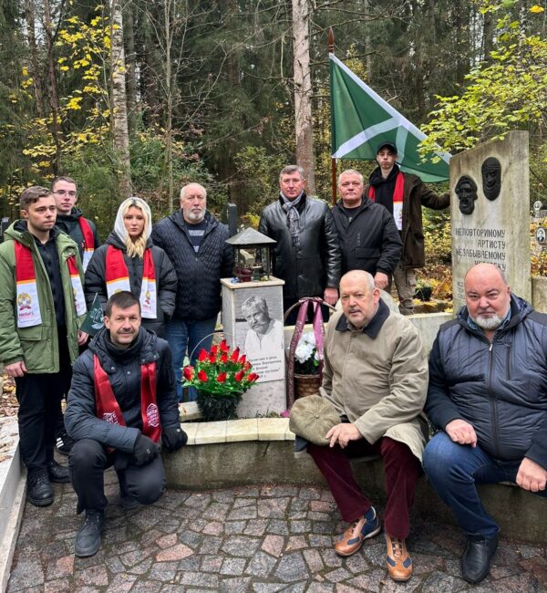 Члены Клуба ветеранов таможенной службы и студенты ФБТ возложили цветы к могиле актера Павла Луспекаева