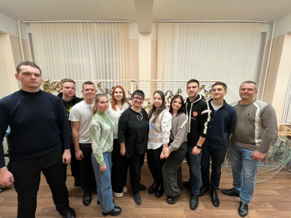 Студенты РАНХиГС Санкт-Петербург плетут маскировочные сети для военнослужащих