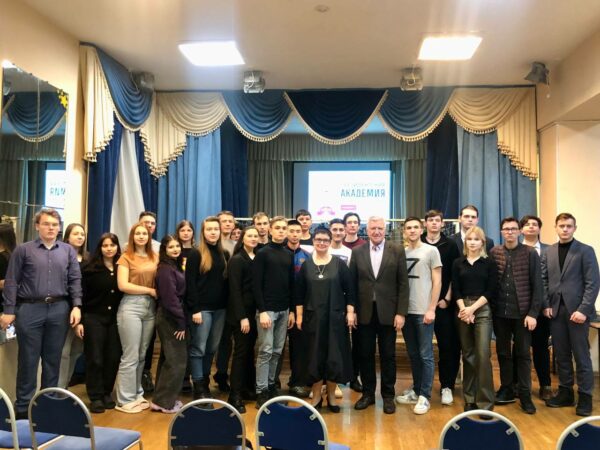 На базе РАНХиГС Санкт-Петербург открыли городскую точку по плетению маскировочных сетей