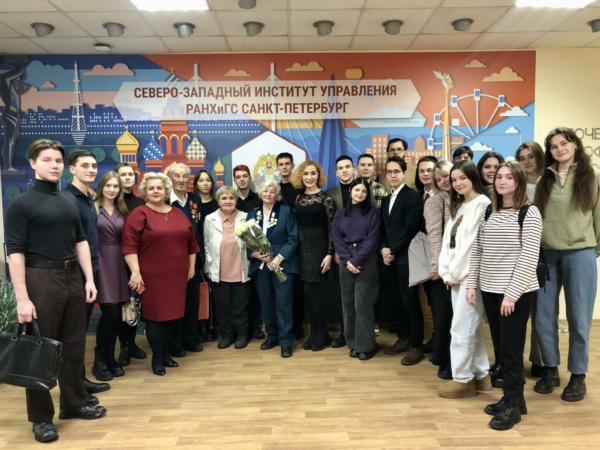 Студенты Президентской академии в Петербурге встретились с ветеранами-блокадниками за круглым столом