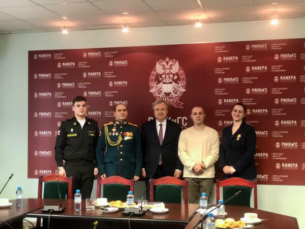 Директор Президентской академии в Санкт-Петербурге Андрей Хлутков встретился со студентами — участниками СВО
