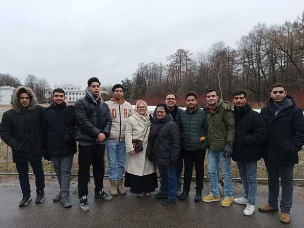 Иностранные студенты Президентской академии в Санкт-Петербурге погрузились в атмосферу масленичных гуляний 