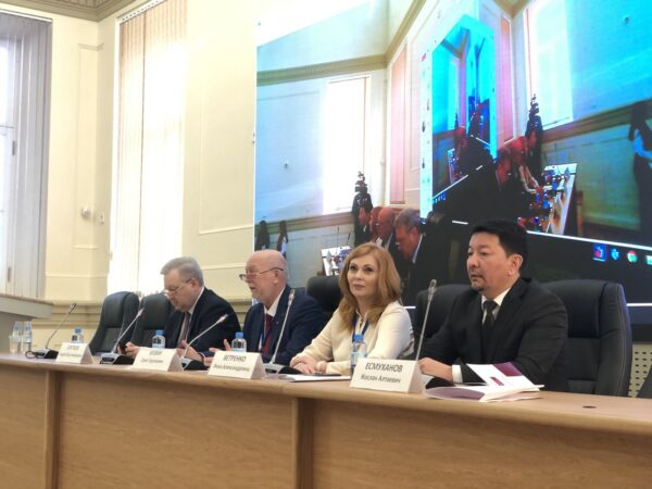 В преддверии 8 марта в Президентской академии в Петербурге обсудили актуальные проблемы женщин и семьи в современном мире