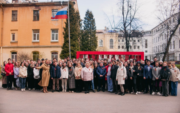 В Президентской академии в Санкт-Петербурге состоялась торжественная церемония поднятия Государственного флага РФ в честь Дня Победы