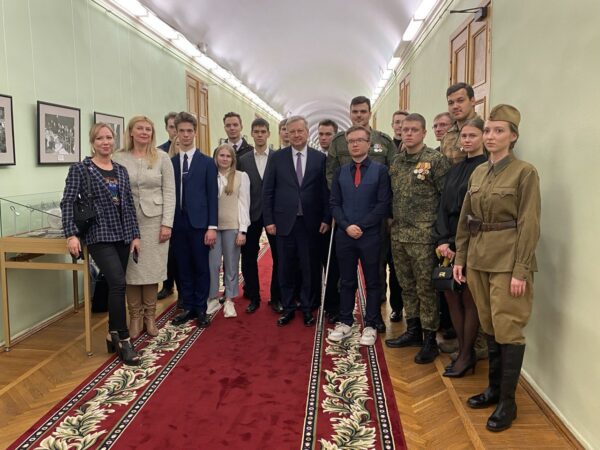 Директор Президентской академии в Санкт-Петербурге Андрей Хлутков посетил открытие выставки «Живу, сражаюсь, побеждаю»
