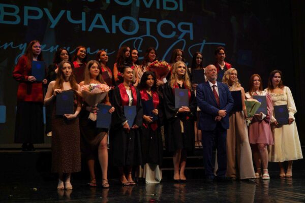 Состоялась торжественная церемония вручения дипломов выпускникам факультета социальных технологий