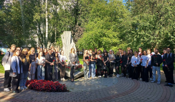 Студенты ФЭФ возложили цветы к памятнику детям блокадного Ленинграда