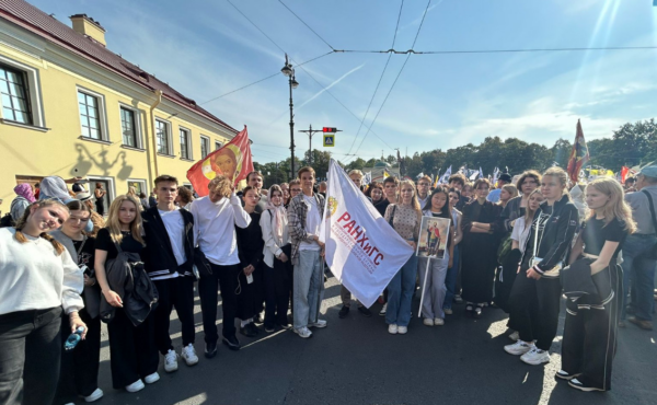 Студенты и сотрудники Президентской академии в Санкт-Петербурге приняли участие в Крестном ходе