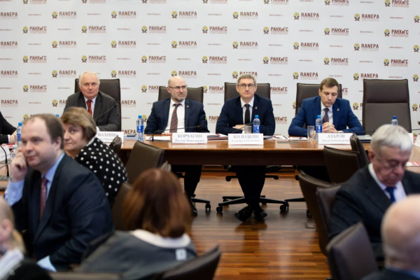 Директор Президентской академии в Санкт-Петербурге Андрей Хлутков высказался за раннюю профориентацию школьников, решивших связать свою жизнь с госслужбой