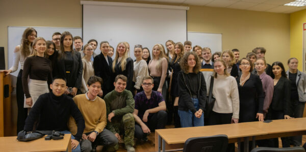 В День социолога студенты Президентской академии в Санкт-Петербурге написали Общероссийский социологический диктант от ВЦИОМ