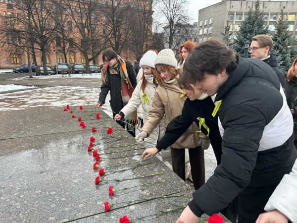 Студенты и сотрудники Президентской академии в Санкт-Петербурге возложили цветы к местам памяти жертв и защитников блокадного Ленинграда
