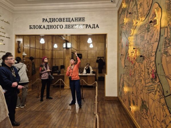 Больше, чем музей: Студенты Президентской академии в Санкт-Петербурге посетили уникальную выставку времен Второй мировой войны