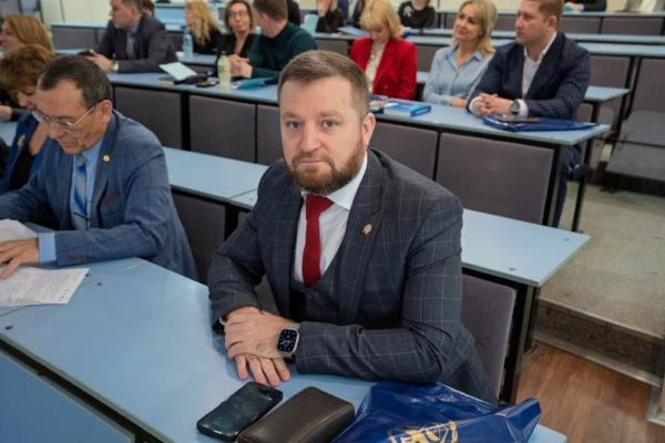 Эксперт Президентской академии в Санкт-Петербурге Виталий Бегеза подчеркнул необходимость совершенствования работы негосударственных судебных экспертов