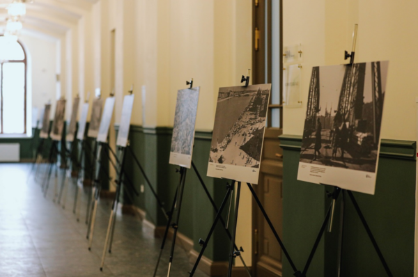 В петербургском кампусе Президентской академии открылась выставка «Освобождение. Путь к Победе»