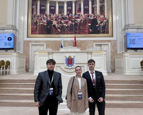 Взгляд молодежи на патриотизм: студенты Президентской академии в Санкт-Петербурге выступили на научно-практической конференции
