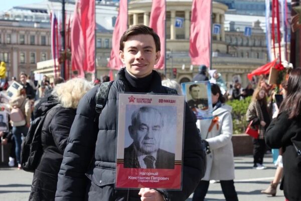 «Бессмертный полк»: студенты и сотрудники Президентской академии в Санкт-Петербурге приняли участие в шествии в память о героях войны
