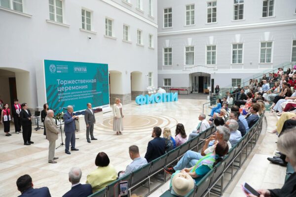 Выпускной факультета международных отношений и политических исследований: в Атриуме Эрмитажа чествовали будущих дипломатов и политологов