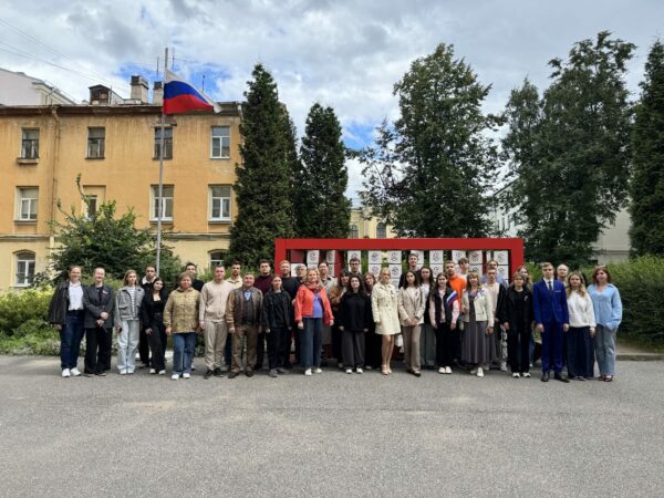 В Президентской академии в Санкт-Петербурге торжественно отметили День Государственного флага России