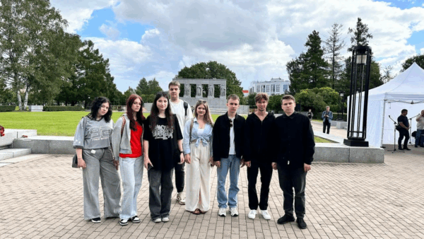 Память жива: сотрудники и студенты Президентской академии в Петербурге почтили подвиг героев Ленинградской битвы