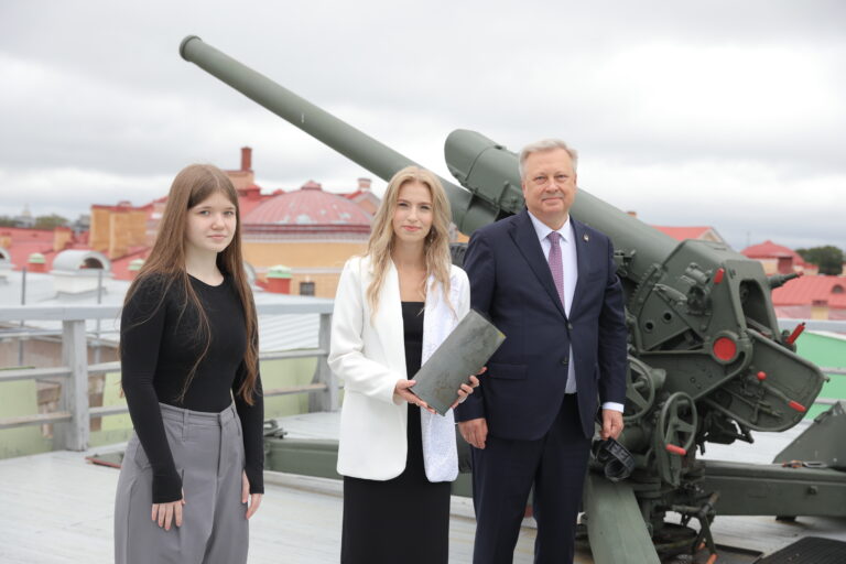 Президентская академия в Санкт-Петербурге дала старт новому учебному году выстрелом из пушки Петропавловской крепости Президентская академия в Санкт-Петербурге дала старт новому учебному году выстрелом из пушки Петропавловской крепости