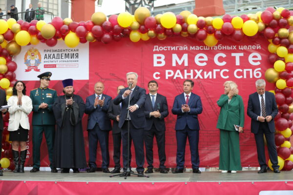 Президентская академия в Санкт-Петербурге дала старт новому учебному году выстрелом из пушки Петропавловской крепости