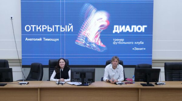 Анатолий Тимощук открыл выставку «На грани невозможного» в Президентской академии в Петербурге