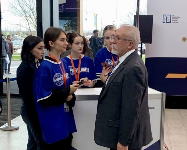 Волонтерский штаб ММФ БРИКС+: студенты Президентской академии в Санкт-Петербурге обеспечили работу международного форума
