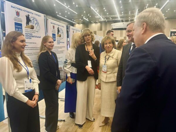 Студенты Президентской академии в Петербурге удостоены наград за вклад в развитие города