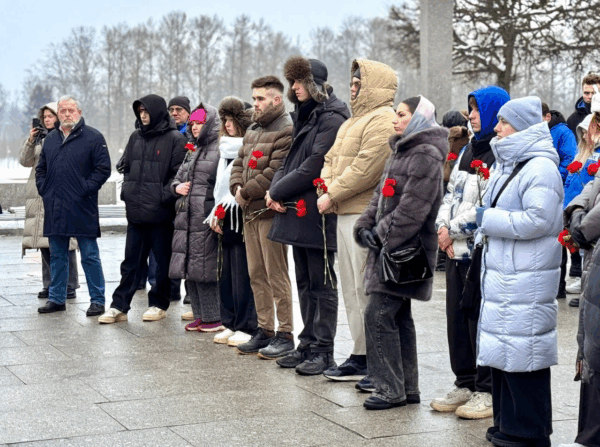 Студенты и сотрудники Президентской академии в Санкт-Петербурге возложили цветы в годовщину прорыва блокадного кольца Ленинграда