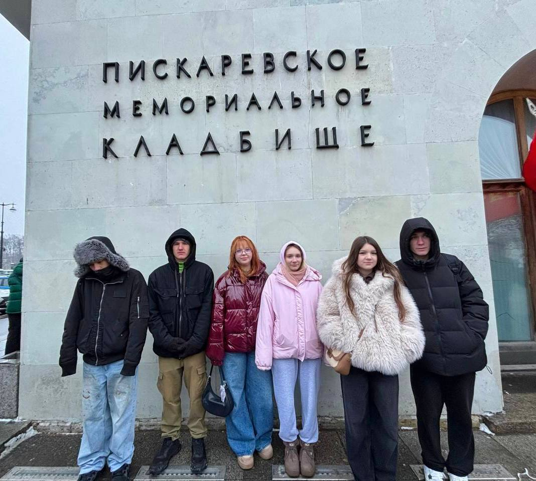 Церемония возложения цветов на Пискаревском мемориальном кладбище в честь Дня прорыва Блокады Ленинграда