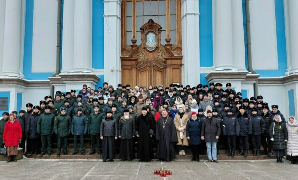 900 ударов памяти: студенты Президентской академии в Санкт-Петербурге приняли участие в символичной церемонии в День Ленинградской Победы