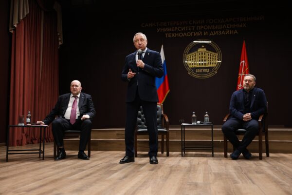 Студент Президентской академии в Петербурге принял участие во встрече губернатора с молодежью