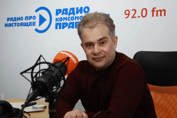 «Искусство жить»: доцент Президентской академии Максим Черниговский запустил авторскую программу на радио «Комсомольская правда»