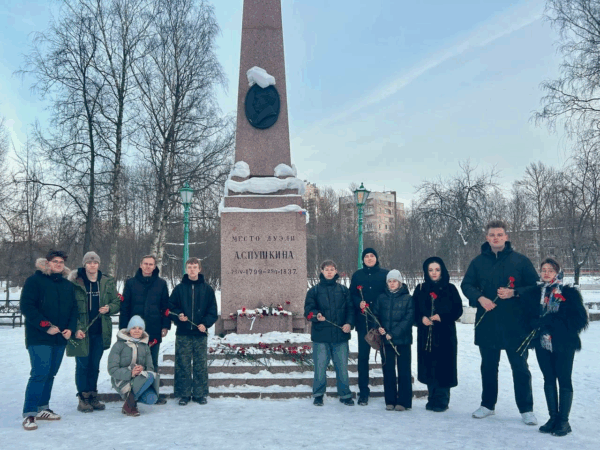 Студенты Президентской академии в Санкт-Петербурге почтили память Александра Пушкина на Черной речке