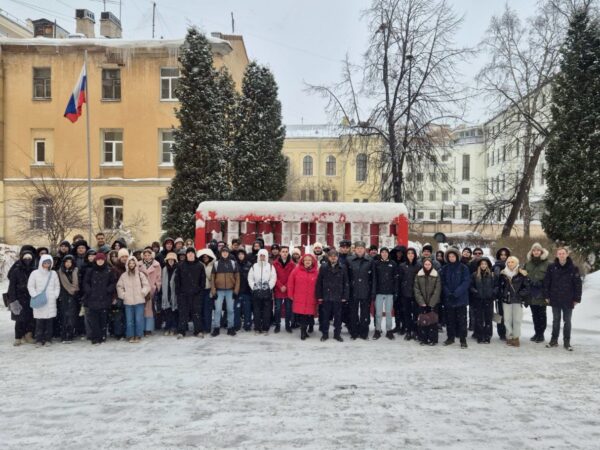 В преддверии Дня защитника Отечества в Президентской академии в Петербурге состоялась церемония поднятия Государственного флага
