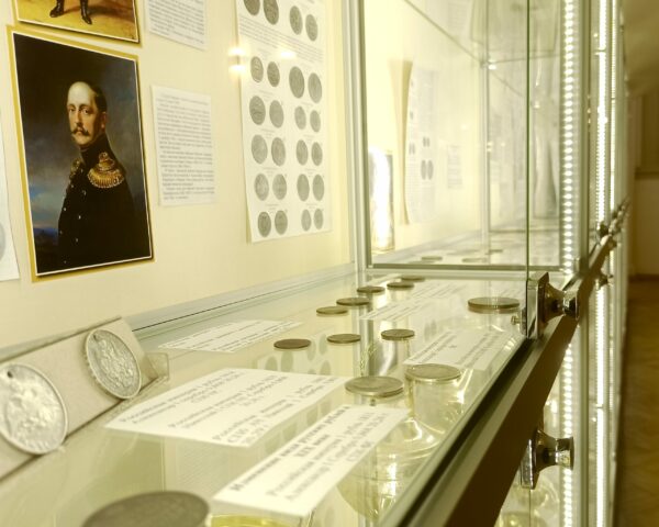 От купюр к цифре: на юридическом факультете открылась выставка «История денежного обращения в Российском государстве»