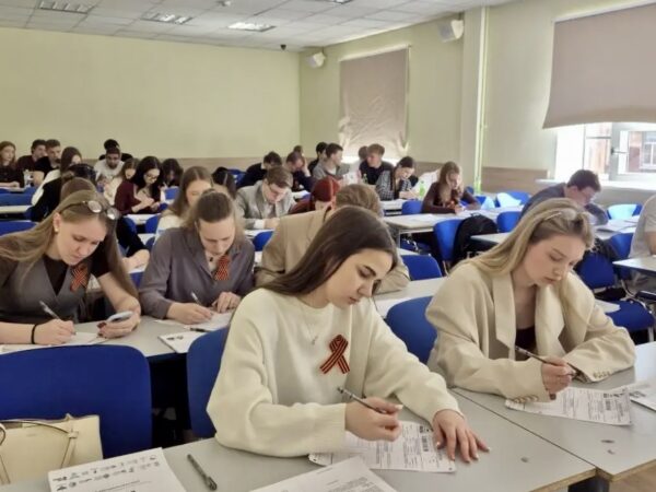 Студенты Президентской академии в Санкт-Петербурге написали «Диктант Победы»