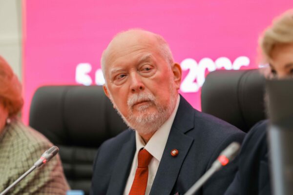 Поздравляем с днем рождения декана факультета социальных технологий Олега Кузина